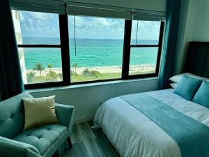 迈阿密海滩Directly on the Beach with Pool & Ocean View的一间卧室配有一张床,享有海景