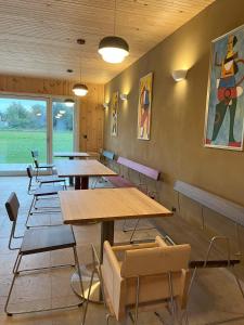 里布尼茨达姆加滕B&B Zirbenduft的用餐室配有木桌和椅子