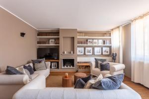 米兰Suite Alzaia by iCasamia的客厅配有2张白色沙发和蓝色枕头
