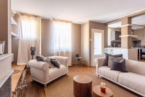 米兰Suite Alzaia by iCasamia的客厅配有两张沙发和一张桌子