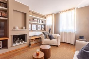 米兰Suite Alzaia by iCasamia的带沙发和壁炉的客厅