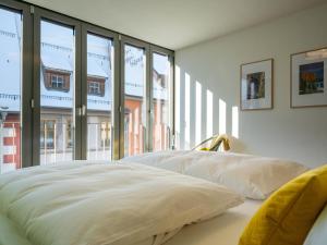 爱尔福特Altstadt Apartment for 2的卧室配有2个白色枕头和大窗户