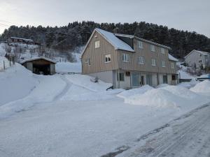 ValsøybotnOvernatting Rodal的周围积雪众多的房子