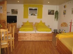圣阿尔德贡德豪斯伊迪丝肯帕公寓的一间卧室配有一张带黄色枕头的床。