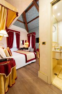 威尼斯亚拉克米狄亚酒店的酒店客房设有床和水槽