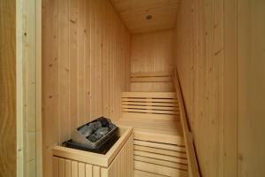 巴奎伊拉-贝莱特Chalet Enza Baqueira - By EMERALD STAY的木制桑拿浴室,设有楼梯