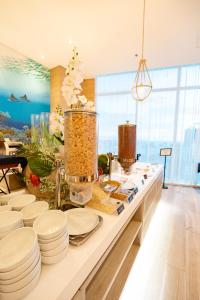 圣安德烈斯Aquamare Hotel的餐桌上带白板的厨房