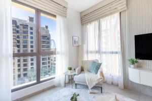 SuperHost - Urban Elegance 2BR in Asayel 2 Near Burj Al Arab的休息区