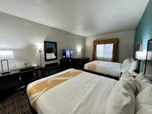 韦科近大学质量酒店及套房的酒店客房设有两张床和电视。