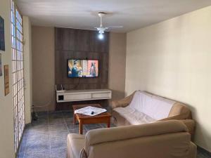 乌贝拉巴Solar dos Costais: casa com 4 suítes climatizadas的客厅配有沙发和桌子