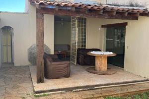 乌贝拉巴Solar dos Costais: casa com 4 suítes climatizadas的户外庭院配有桌子和沙发