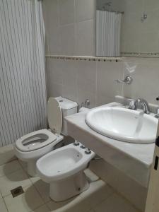 科隆布里萨斯拉戈公寓酒店的白色的浴室设有卫生间和水槽。