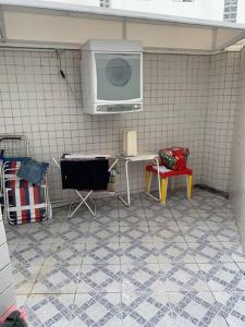 伯迪亚哥Casa em Riviera de São Lourenço Prática e Confortável, Reformada e Equipada!的厨房配有电视和桌椅。