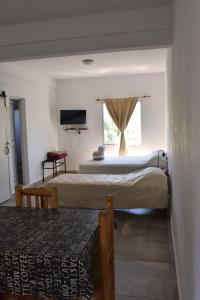 科连特斯La Escala ll的一间卧室设有两张床和窗户。