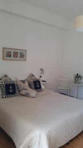 马里纳-迪-皮特拉桑塔MILANO的卧室配有白色的床和枕头。