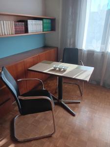 兰克韦尔Ländlezimmer的一张桌子和两张椅子