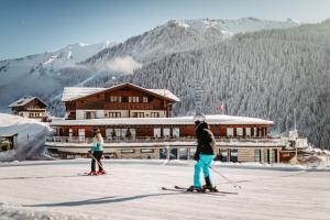 希洛谢克比尔肯好和酒店的两人在滑雪小屋前滑雪