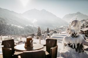 希洛谢克比尔肯好和酒店的雪覆盖的山间,配有桌椅