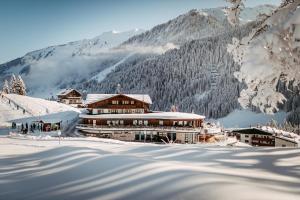 希洛谢克比尔肯好和酒店的山间滑雪小屋,地面上积雪