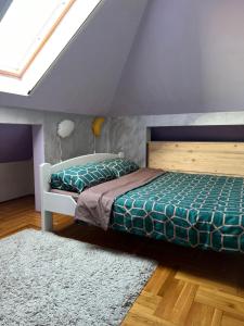 LedineLibrary suite 1的一间卧室配有一张床和天窗
