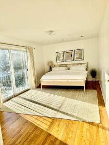 纽瓦克Stylish Evergreen Apartment By Newark Airport的一间卧室设有一张床和一个大窗户