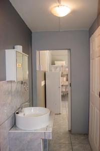 吕德里茨OceanLife Accommodation Luderitz的一间位于客房内的带白色浴缸的浴室