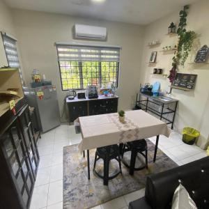 万挠Tanjung Hijau Homestay, Bukit Beruntung的一间带桌子的客厅和一间厨房