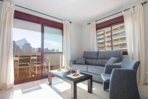 卡尔佩Apartamento Coral Beach - PlusHolidays的客厅配有沙发和桌子