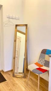 塔尔图Filosoofi 1 Studio Apartments的镜子和椅子