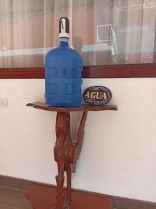 巴尼奥斯J旅馆的一张大蓝水瓶,坐在木桌旁