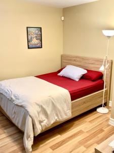 哈利法克斯Vito Place的一间卧室配有一张带红色毯子的床