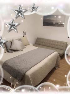 马里纳-迪-皮特拉桑塔MILANO的卧室配有一张床,墙上挂着星星