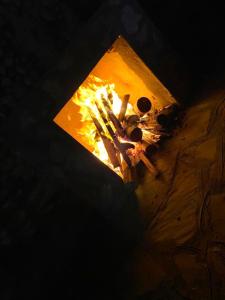 BuhomaBwindi Neckview Lodge的盒子里放着火,上面放着一些食物