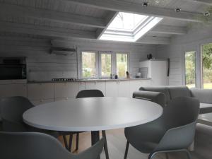 布拉斯哈特Mezenhof的配有白色桌子和椅子的房间