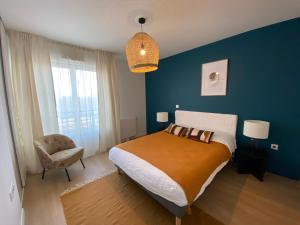 圣旺CAZAM Paris Saint Ouen的一间卧室设有一张大床和蓝色的墙壁