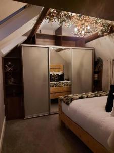 贝尔珀Woodys Retreat Cosy One Bed Cottage的一间卧室配有两张床和吊灯。