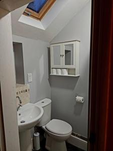 贝尔珀Woodys Retreat Cosy One Bed Cottage的浴室配有白色卫生间和盥洗盆。