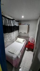 甘博阿Casa em Gamboa的小房间设有床和窗户