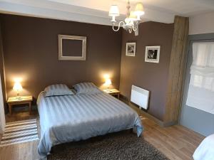 翁弗勒尔Lovely cottage in Honfleur center的一间卧室配有一张床和两张带台灯的床头柜。