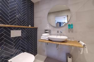 科特海讷德吉尔泰泽乌酒店的一间带水槽和镜子的浴室