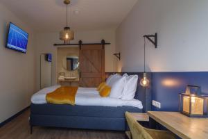 科特海讷德吉尔泰泽乌酒店的配有一张床和一张书桌的酒店客房
