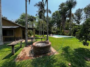 科连特斯La Quinta的一个带火坑、长凳和棕榈树的花园