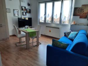 德尔维奥Appartamento Yuki的客厅配有蓝色的沙发和桌子