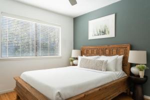 奥斯汀Locale Bouldin Creek - Austin的一间卧室设有一张大床和一个窗户。