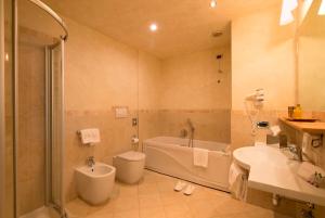 莫尔韦诺Hotel Du Lac的带浴缸、卫生间和盥洗盆的浴室