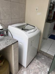 瓦拉达里斯州长市Andres' Home Vila Bretas的浴室里设有白色洗衣机和烘干机