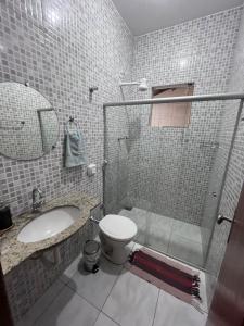 瓦拉达里斯州长市Andres' Home Vila Bretas的浴室配有卫生间、盥洗盆和淋浴。