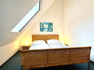 蒂门多夫Ferienwohnung Haus 2的一间卧室配有一张带两个枕头的床