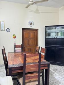 帕纳吉Villa Almeida的餐桌、椅子和吊扇