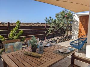 拉哈雷斯Casa Cocoon, Sun&Freedom, 8 mn from beaches, internet fiber的海景庭院内的木桌